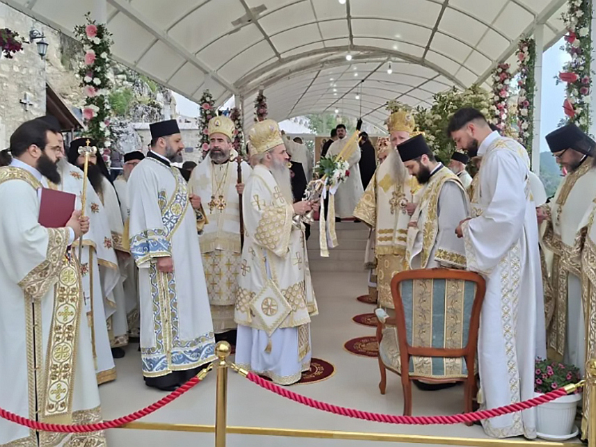 ОСTРОГ, 12. МАЈА /СРНА/ – Више хиљада вјерника из Црне Горе, региона и дијаспоре окупило се данас у Манастир Острог поводом празника Свети Василије Острошки, једног од најпоштованијих светитеља Српске православне цркве.