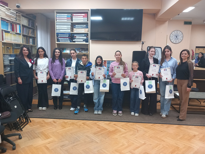 ПРИЈЕДОР, 12. МАЈА /СРНА/ - Народна библиотека "Ћирило и Методије" Приједор додијелила је вечерас награде побједницима конкурса за избор најбољих литерарних радова за ученике основних и средњих школа, а наградни фонд ове године увећан је са 1.800 КМ на 3.000 КМ.
