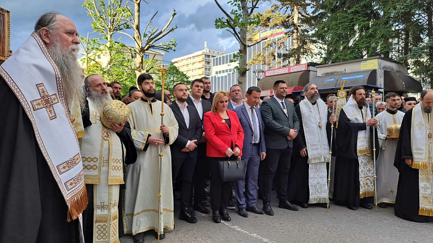 НИКШИЋ, 12. МАЈА /СРНА/ – Традиционална литија у част Светог Василија Острошког Чудотворца окупила је хиљаде вјерника из Црне Горе, родне груде Светог Василија, Херцеговине, региона, али и дијаспоре, који су у величанственој поворци прошли улицама Никшића, града који овог свеца слави као свог заштитника.