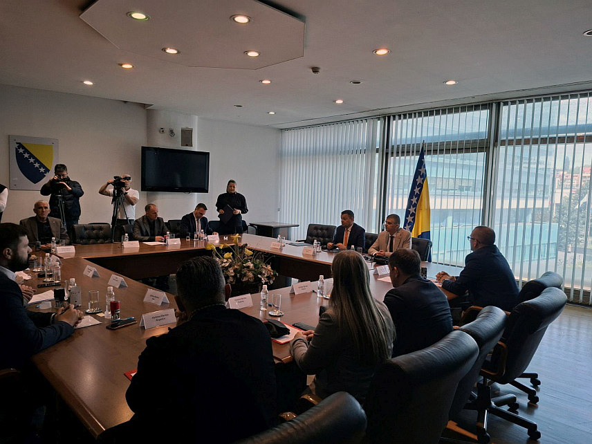 САРАЈЕВО, 13. МАЈА /СРНА/ - Министар за људска права и избјеглице у Савјету министара Севлид Хуртић и директор Фонда за повратак БиХ Срђан Шекара потписали су са представницима 14 општина и градова у БиХ споразум о сарадњи на реализацији пројеката обнове и изградње комуналне и социјалне инфраструктуре, у вриједности од 1,2 милиона КМ.