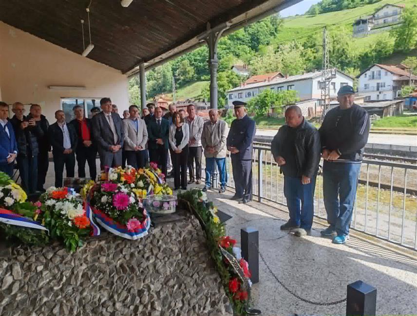 НОВИ ГРАД, 13. МАЈА /СРНА/ - На жељезничкој станици у Новом Граду данас су, поводом Дана и крсне славе "Жељезница Републике Српске", данас је одата почаст за 22 жељезничара погинула у Одбрамбено-отаџбинском рату.