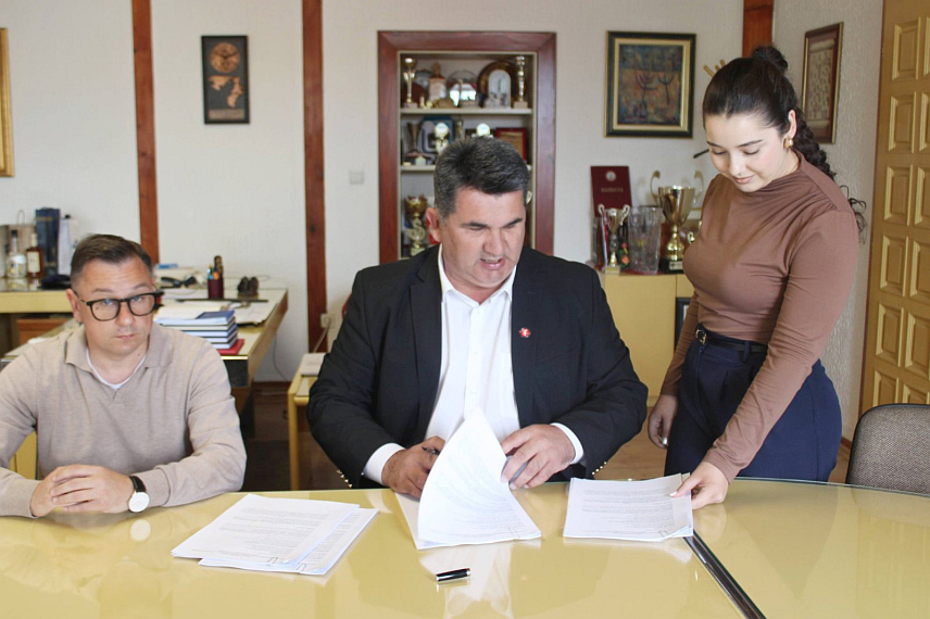 ЛОПАРЕ, 13. МАЈА /СРНА/ - Начелник Лопара Радо Савић потписао је данас уговоре за реализацију осам нових пројеката значајних за функционисање локалне заједнице укупне вриједности 361.530 КМ.