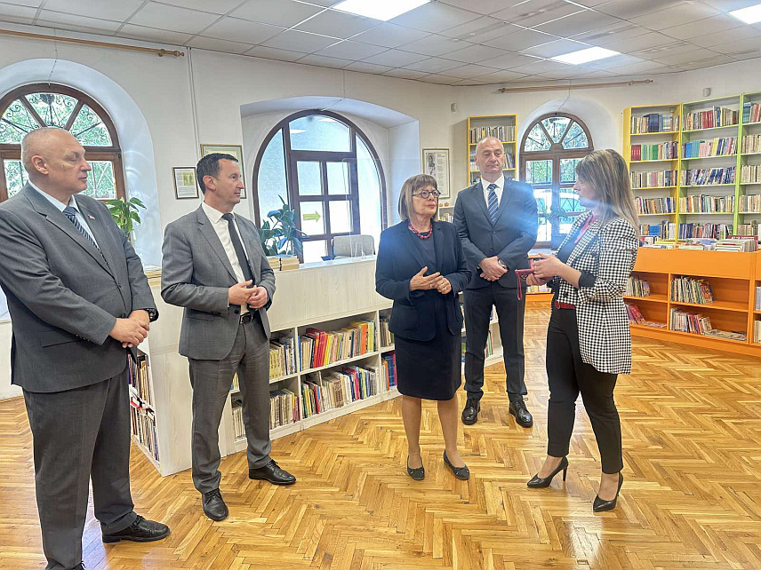 ТРЕБИЊЕ, 14. МАЈА /СРНА/ - Предсједник Покрајинске владе АП Војводине Маја Гојковић посјетила је данас Народну библиотеку Tребиње.