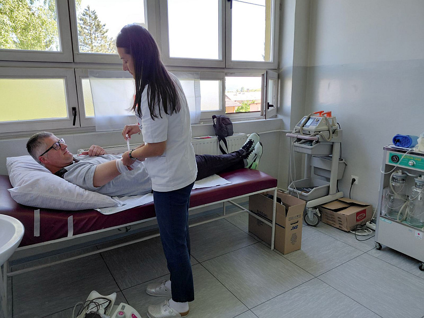 ВЛАСЕНИЦА, 14. МАЈА /СРНА/ - У акцији добровољног давања крви данас је у Власеници прикупљено 46 доза драгоцјене течности. Акцију је организовала Општинска организација Црвеног крста Власеница у сарадњи са Активом добровољних давалаца крви "Електро-Бијељине", а уз подршку и покровитељство општине Власеница.