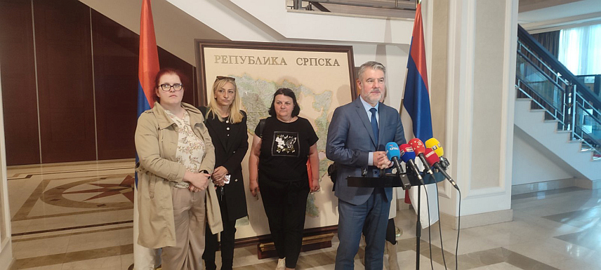 БАЊАЛУКА, 14. МАЈА /СРНА/ - Министар здравља и социјалне заштите Републике Српске Ален Шеранић рекао је да је на данашњем састанку са представницима удружења која окупљају или учествују у активностима које се односе на дјецу и лица са сметњама у развоју договорено да се допуне Закона о социјалној заштити разматрају у форми нацрта, у оквиру редовне скупштинске процедуре.