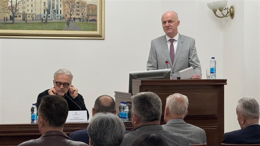 БАЊАЛУКА, 15. МАЈА /СРНА/ - Ректор Универзитета у Бањалуци Радослав Гајанин у обраћању присутнима на Међународном симпозијуму "Новине у дијагностици и лијечењу обољења уринарног система", који се данас одржава у Бањалуци.