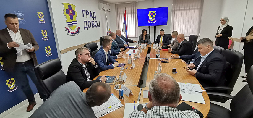 ДOBOJ, 15. MAJА /СРНА/ - Министар за људска права и избјеглице у Савјету министара Севлид Хуртић и директор Фонда за повратак БиХ Срђан Шекара потписали су у Добоју са представницима 10 општина и градова из оба ентитета споразум о сарадњи на реализацији пројеката обнове и изградње комуналне и социјалне инфраструктуре, укупне вриједности 1,3 милиона КМ, те за обнову кућа 300.000 КМ.