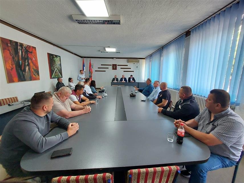 СРБАЦ, 15. МАЈА /СРНА/ - Представници општине Србац потписали су данас уговоре вриједне 1,6 милиона КМ о суфинансирању асфалтирања локалних путева у укупној дужини око девет километара.