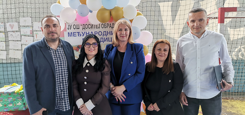 ДОБОЈ, 15. МАЈА /СРНА/ - Министар породице, омладине и спорта Републике Српске Ирена Игњатовић поводом Међународног дана породице данас је у Добоју отворила такмичење за дјецу и родитеље у Основној школи "Доситеј Обрадовић".	

