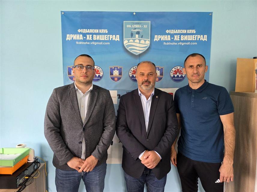 ВИШЕГРАД, 15. МАЈА /СРНА/ - Начелник општине Вишеград Младен Ђуревић посјетио је данас просторије Фудбалског клуба /ФК/ "Дрина ХЕ", које су недавно реновиране, те поручио да је значајно да Клуб настави да окупља младе и ствара нове генерације спортиста.