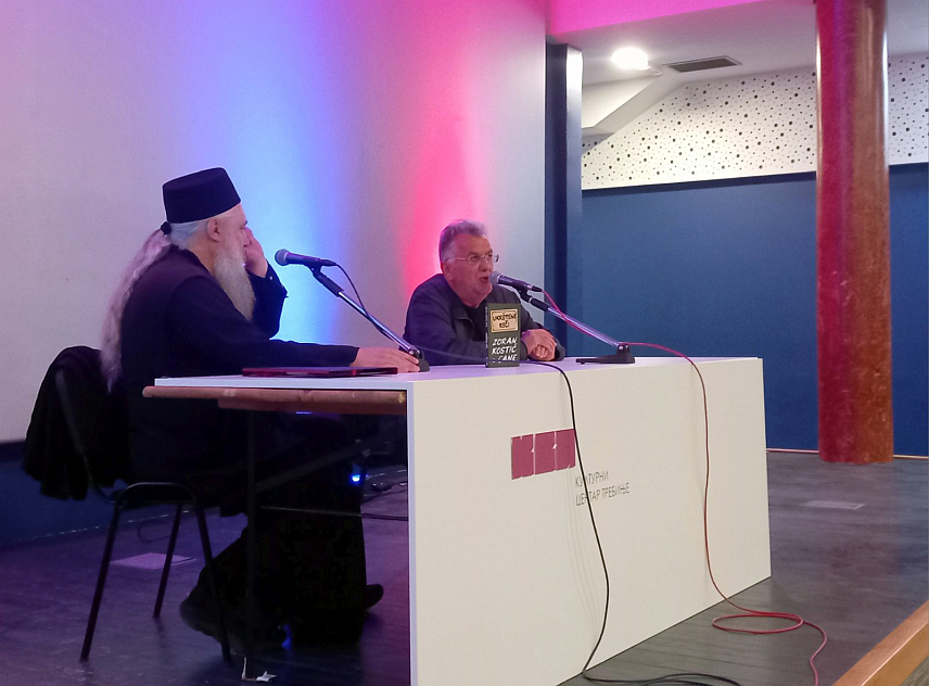 ТРЕБИЊЕ, 15. МАЈА /СРНА/ - У Културном центру у Tребињу вечерас је промовисана књига "Укрштене речи" аутора Зорана Костића Цанета, а ријеч је о збирци стихова у којој је представљена потрага за смислом и потребу да човјек не изгуби себе и своју људскост.