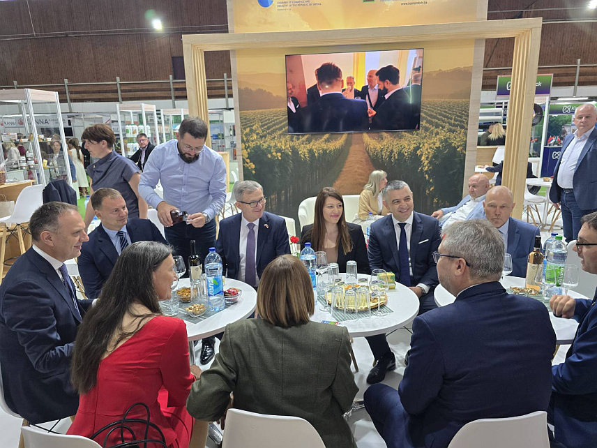 НОВИ САД, 16. МАЈА /СРНА/ - Министар пољопривреде, шумарства и водопривреде Републике Српске Анђелка Кузмић посјетила је штанд Републике Српске на Међународном сајму пољопривреде у Новом Саду за који је рекла да представља изузетну прилику за увид у модерне токове развоја пољопривреде и прехрамбене индустрије.