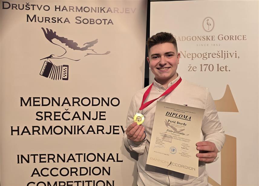 БИЈЕЉИНА, 16. МАЈА /СРНА/ - Млади виртуоз из Бијељина Ђорђе Перић побиједио је на 20. међународном Фестивалу хармонике "Панониакордион 2026" у Мурској Соботи у Словенији.