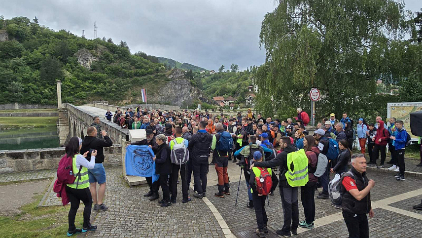 ВИШЕГРАД, 17. МАЈА /СРНА/ - У Вишеграду је данас одржан 18. планинарски поход "Шетња рзавским брежуљцима", са око 250 учесника из више од 20 планинарских друштава из региона.