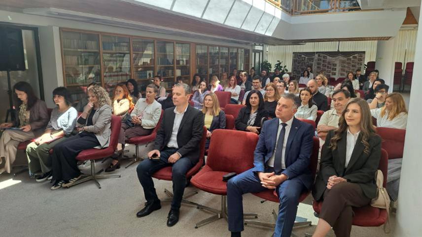 БИЈЕЉИНА, 18. МАЈА /СРНА/ - Министар просвјете и културе Републике Српске Боривоје Голубовић рекао је да ће Народна библиотека "Филип Вишњић" у Бијељини до краја године добити панорамски лифт за лица са инвалидитетом, вриједан око 53.000 КМ.