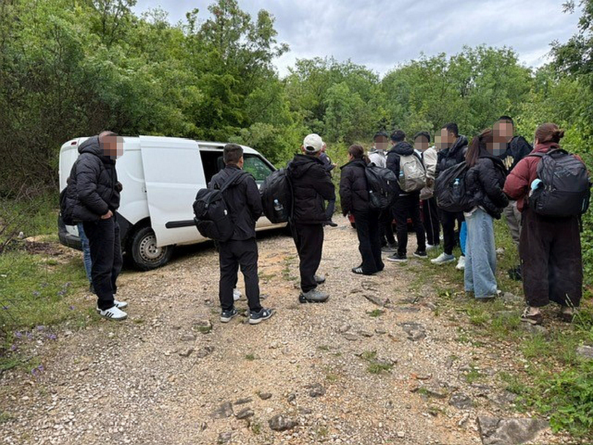 САРАЈЕВО, 18. МАЈА /СРНА/ - Припадници јединице Граничне полиције БиХ Горица спријечили су кријумчарење 14 страних држављана - осам држављана Кине, пет држављана Турске и лице без идентификационих докумената које је изјавило да долази из Сирије.