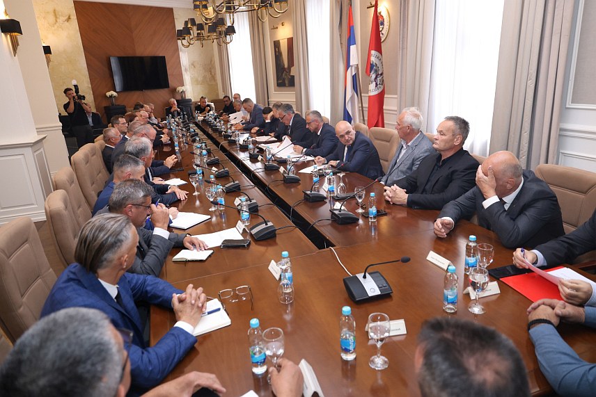 БАЊАЛУКА, 18. МАЈА /СРНА/ - Предсједник Републике Српске Синиша Каран на састанку у Бањалуци са представницима организација проистеклих из Одбрамбено-отаџбинског рата. /Фото - Борислав Здриња/