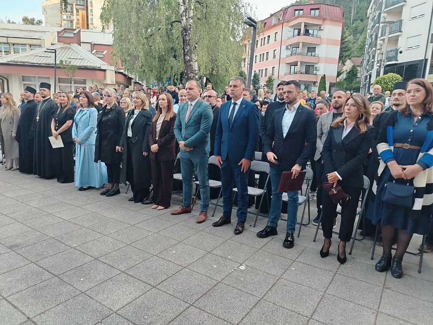 ЗВОРНИК, 18. МАЈА /СРНА/ - Министар просвјете и културе Републике Српске Боривоје Голубовић и градоначелник Зворника Бојан Ивановић отворили су вечерас у овом граду Умјетничку школу "Војин Комадина".