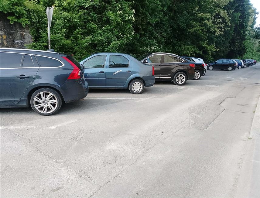НОВИ ГРАД, 19. МАЈА /СРНА/ - За недозвољено паркирање на паркинг-мјеста за лица са инвалидитетом у Новом Граду предвиђена је казна од 200 КМ, речено је Срни у општинском Одјељењу за просторно уређење и стамбено-комуналне послове.