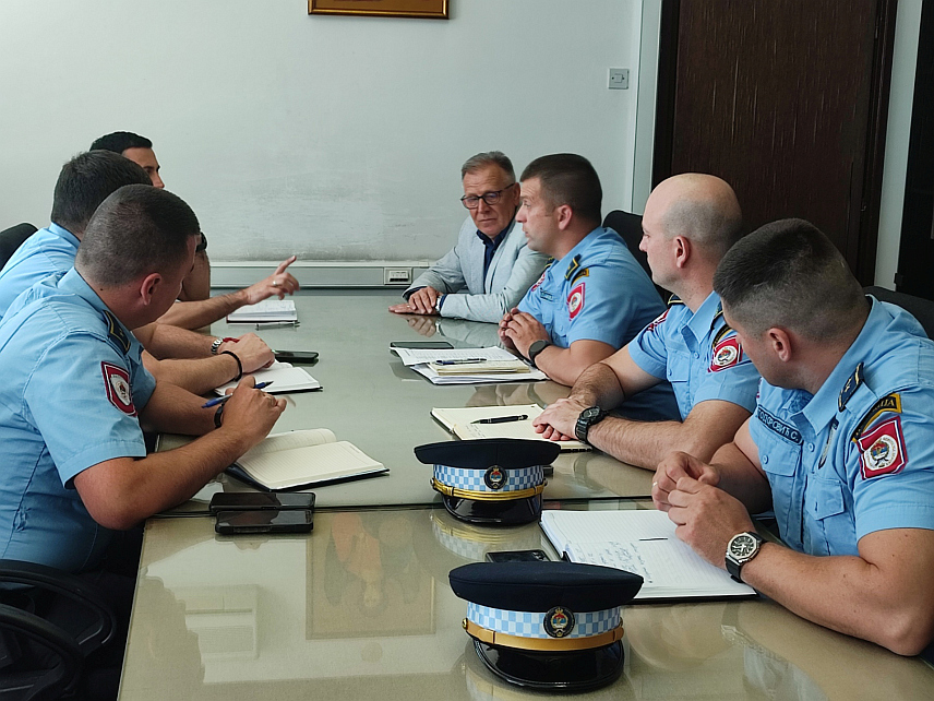 БАЊАЛУКА, 19. МАЈА /СРНА/ - Полицијска управа Бањалука појачаће присуство својих службеника у граду током периода матурских свечаности, поручено је данас са састанка представника ове управе и Актива директора средњих школа.