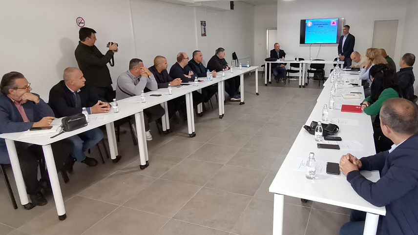 ДОБОЈ, 19. МАЈА /СРНА/ - Начелник добојског Подручног одјељења Републичке управе цивилне заштите Радослав Ристић је напоменуо да је данас у Добоју за чланове Градског штаба за ванредне ситуације одржано предавање о законским прописима система заштите и спасавања, те истакао да је ова локална заједница примјер добре сарадње са Републичком управом цивилне заштите.