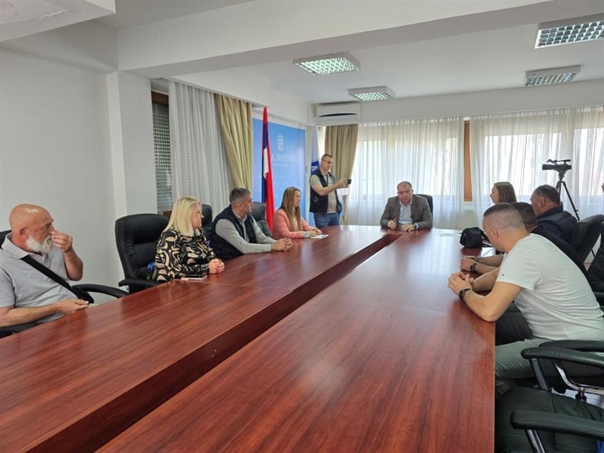 ЗВОРНИК, 19. МАЈА /СРНА/ - Градоначелник Зворника Бојан Ивановић организовао је, поводом обиљежавања 21. маја - Дана града, пријеме за стријелце противградне заштите, добровољне даваоце крви, носиоце Вукове дипломе и представнике медија, као знак захвалности за њихов допринос друштву и локалној заједници.
