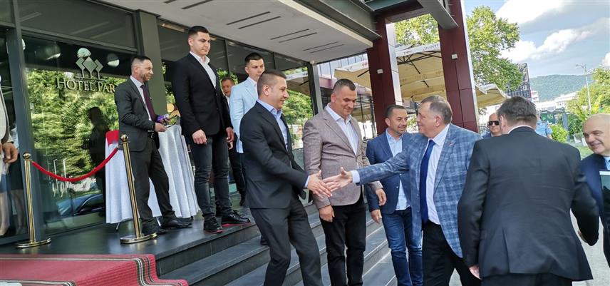 ДОБОЈ, 19. МАЈА /СРНА/ - Предсједник СНСД-а Милорад Додик стигао је у Добој, гдје ће присуствовати потписивању приступница за стотину нових чланова у Градски одбор Младих социјалдемократа /МСД/.