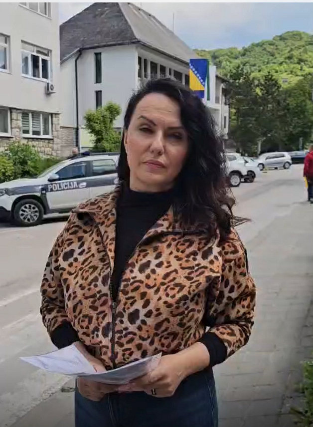 ЈЕЗЕРО, 19. МАЈА /СРНА/ - Начелник општине Језеро Снежана Ружичић поднијела је у Полицијској станици Јајце кривичну пријаву против припадника ратних паравојних јединица са пребивалиштем у овој федералној општини, након што су на друштвеним мрежама објављени садржаји са елементима говора мржње.