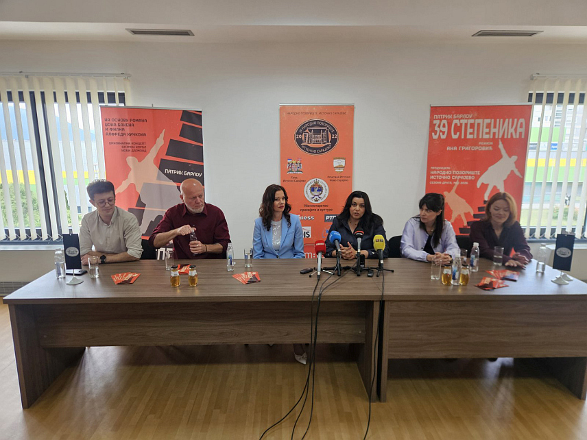 ИСТОЧНО САРАЈЕВО, 20. МАЈА /СРНА/ - Народно позориште Источно Сарајево обиљежиће у суботу, 23. маја, двије године постојања премијером представе у властитој продукцији "39 степеника" у режији Ане Григоровић.