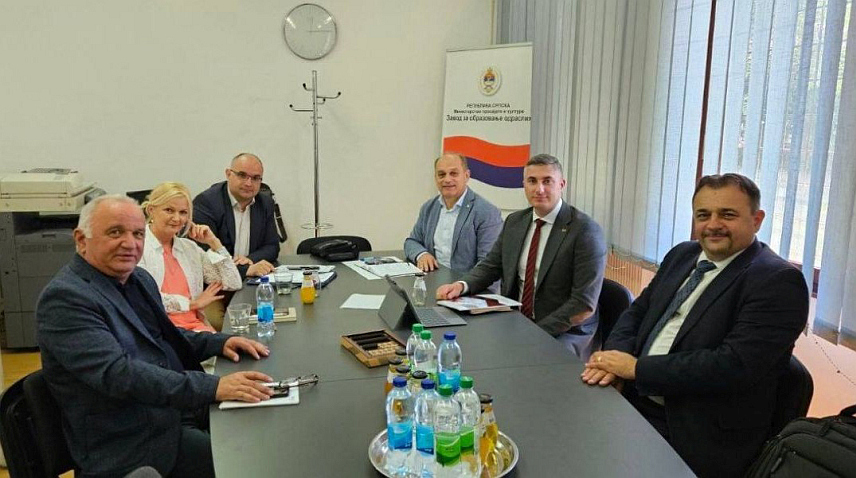 БАЊАЛУКА, 20. МАЈА /СРНА/ - Директор Завода за запошљавање Републике Српске Дамјан Шкипина разговарао је у Бањауци са директором Завода за образовање одраслих Браниславом Радиновићем и директором Уније удружења послодаваца Републике Српске Сашом Аћићем.	

