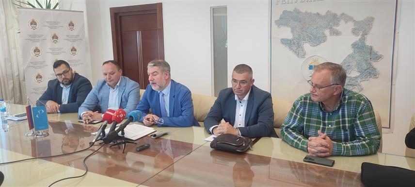 БАЊАЛУКА, 20. МАЈА /СРНА/ - Министар здравља и социјалне заштите Републике Српске Ален Шеранић, предсједник Савеза синдиката Републике Српске Горан Станковић, потпредсједник Уније послодаваца Републике Српске Саша Tривић и директор Фонда здравственог осигурања Српске Дејан Кустурић на конференцији за новинаре у Бањалуци.