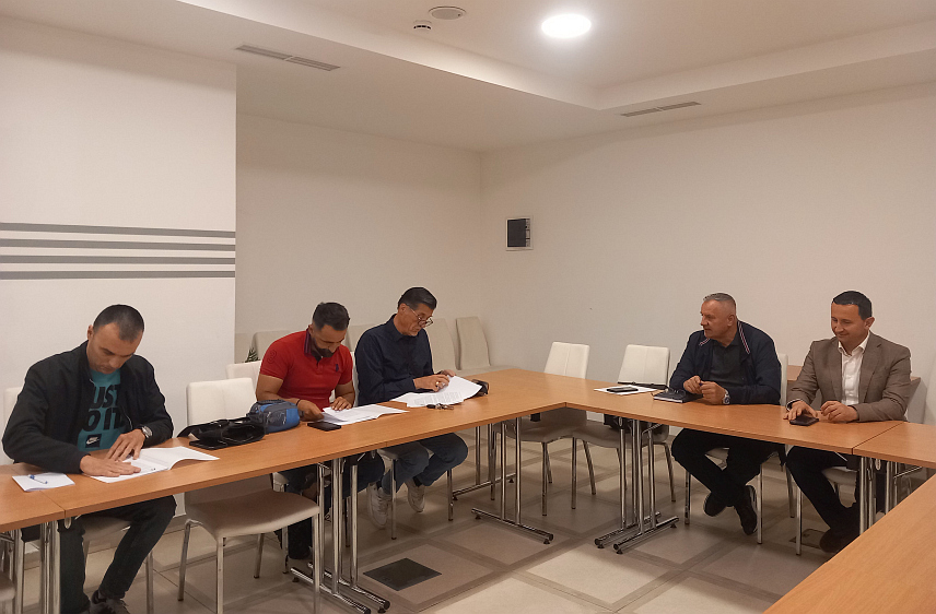 TРЕБИЊЕ, 20. МАЈА /СРНА/ - Представници предузећа "Аутопутеви Републике Српске" потписали су данас у Требињу уговоре о донацији са четири удружења и спортска колектива.