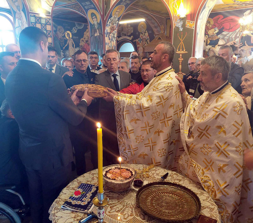 ИСТОЧНО НОВО САРАЈЕВО, 21. МАЈА /СРНА/ - У храму Светог великомученика Георгија у Миљевићима обављен је обред ломљења славског колача поводом крсне славе општине Источно Ново Сарајево - Спасовдана.