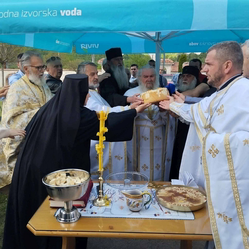 ВИШЕГРАД, 21. МАЈА /СРНА/ - У Манастиру Вазнесења Господњег у Вардишту данас је свечано прослављена храмовна слава - Спасовдан, у присуству бројних вјерника, а домаћин славе била је Борачка организација Вишеград.