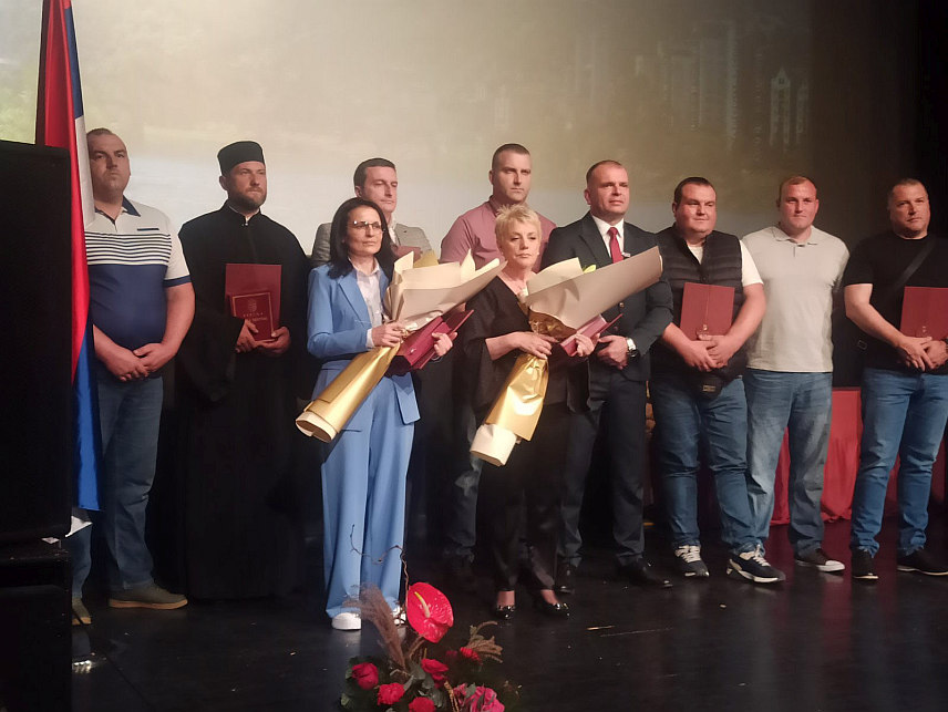 ЗВОРНИК, 21. МАЈА /СРНА/ - Свечаном академијом и уручењем градских признања у Зворнику је данас обиљежен 21. мај - Дан града и 616 година постојања, а Повеља града за изузетно хумано дјело припала је протојереју Дарку Перићу из Пилице који је дао дио јетре свештенику Богдану Стјепановићу из Бијељине.