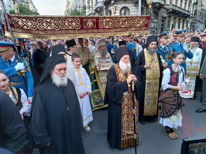 БЕОГРАД, 21. МАЈА /СРНА/ - Улицама Београда кренула је литија поводом градске славе - Спасовдана, на чијем је челу Његова светост патријарх српски Порфирије који носи једну од највећих светиња православља - Чудотворни појас Пресвете Богородице са Свете Горе.