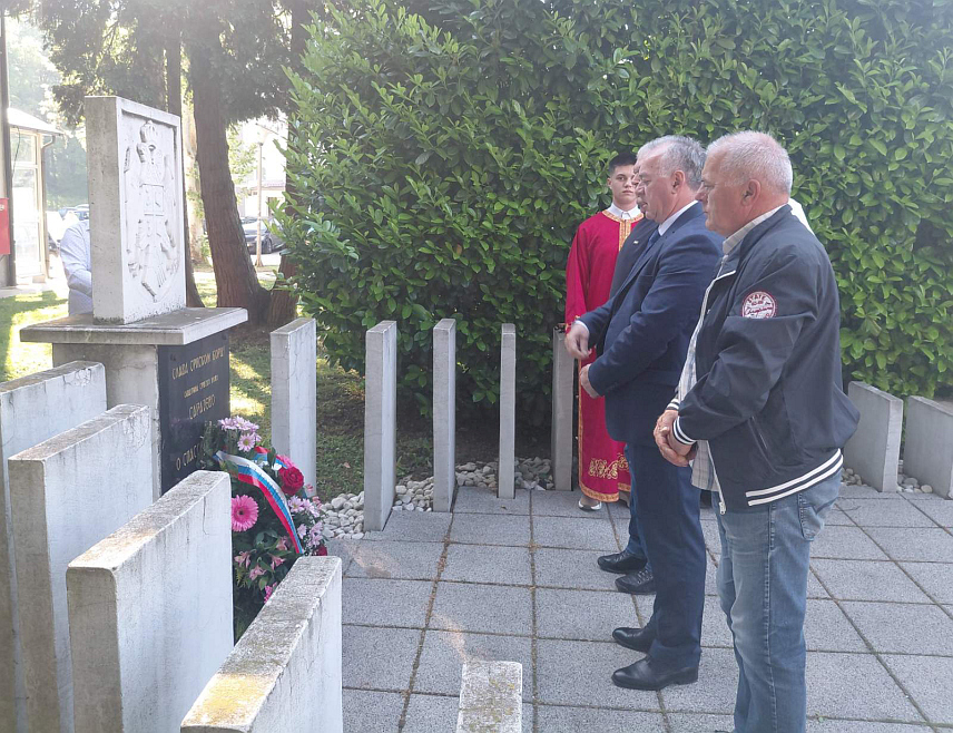 ИСТОЧНО НОВО САРАЈЕВО, 21. МАЈА /СРНА/ - На споменик "Слава српском борцу" у Источном Новом Сарајеву данас су положени вијенци поводом Спасовдана, крсне славе ове општине, а потом је у Храму Светог великомученика Георгија у Миљевићима служена Света литургија.