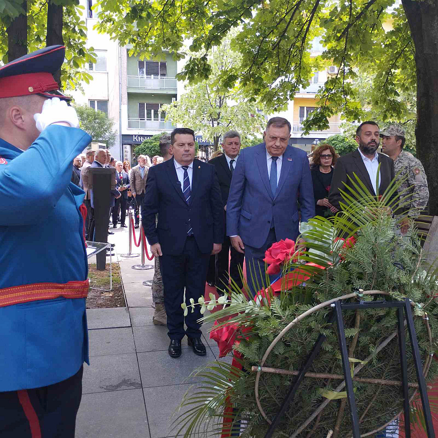 БАЊАЛУКА, 22. МАЈА /СРНА/ - На спомен-обиљежје "Живот" у центру Бањалуке данас су положени вијенци и цвијеће поводом обиљежавања 34 године од смрти 12 бањалучких беба у тадашњем Клиничком центру које су умрле због неразумијевања свјетских моћника који нису дозволили транспорт кисеоника.Вијенац је положио лидер СНСД-а Милорад Додик.
