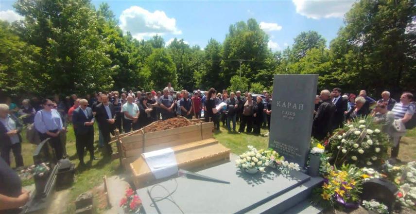 НОВИ ГРАД, 22. МАЈА /СРНА/ - Академски сликар Младен Каран сахрањен је данас на мјесном гробљу у Жуљевици код Новог Града.