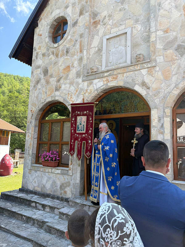 ВИШЕГРАД, 22. МАЈА /СРНА/ – У Манастиру Светог оца Николаја у Добрунској Ријеци данас је у присуству свештенства, монаштва и вјерника прослављена крсна слава ове светиње - Пренос моштију Светог Николаја.