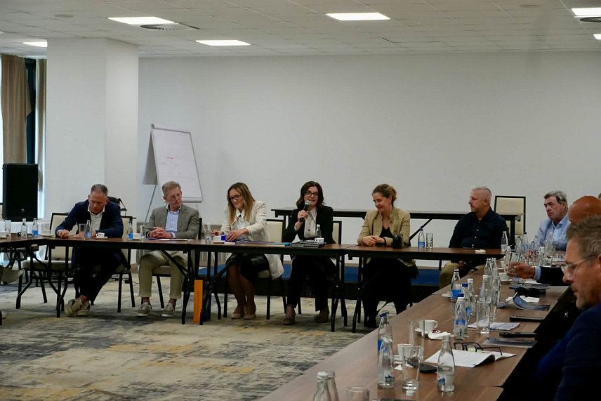САРАЈЕВО, 22. МАЈА /СРНА/ - Представници Агенције за унапређење страних инвестиција у БиХ /Фипа/ представили су холадским привредницима кључне секторе за улагање, укључујући производњу, енергетику, ИТ, туризам, пољопривреду, металску и дрвну индустрију, као и сектор некретнина.