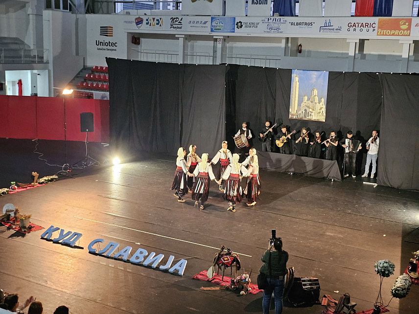 ИСТОЧНО НОВО САРАЈЕВО, 22. МАЈА /СРНА/ - Културно-умјетничко друштво /КУД/ "Славија" из Источног Сарајева одржало је вечерас традиционални годишњи концерт у оквиру Спасовданских свечаности на којем су се публици представили и гости из Србије и дијаспоре.