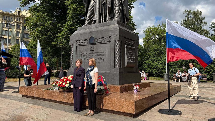 МОСКВА, 24. МАЈА /СРНА/ - Делегација Представништва Републике Српске у Русији је на Дан словенске писмености и културе учествовала у годишњој свечаној церемонији полагања цвијећа на споменик Светим равноапостолним Ћирилу и Методију у Москви.