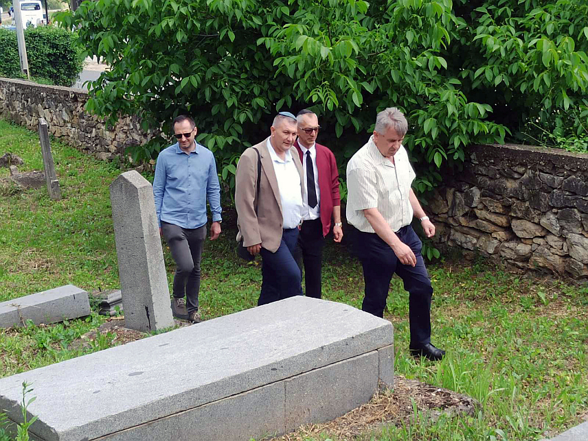 ЗВОРНИК, 24. МАЈА /СРНА/ - Представници јеврејске заједнице из Добоја данас су поменом и полагањем ружа на споменике на Јеврејском гробљу у Зворнику обиљежили Дан сјећања на страдање зворничких Јевреја у мају 1942. године у Другом свјетском рату. Помену су присуствовали предсједник и секретар Јеврејске општине Добој Данијел Атијас и Дарио Атијас, као и представници града Зворника.