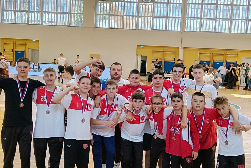ПРЊАВОР, 25. МАЈА /СРНА/ - Кадети Рукометног клуба "Слога" из Прњавора освојили су бронзану медаљу у завршници Омладинске лиге Републике Српске одржаној у Бањалуци, чиме су изборили и пласман на завршницу првенства БиХ.