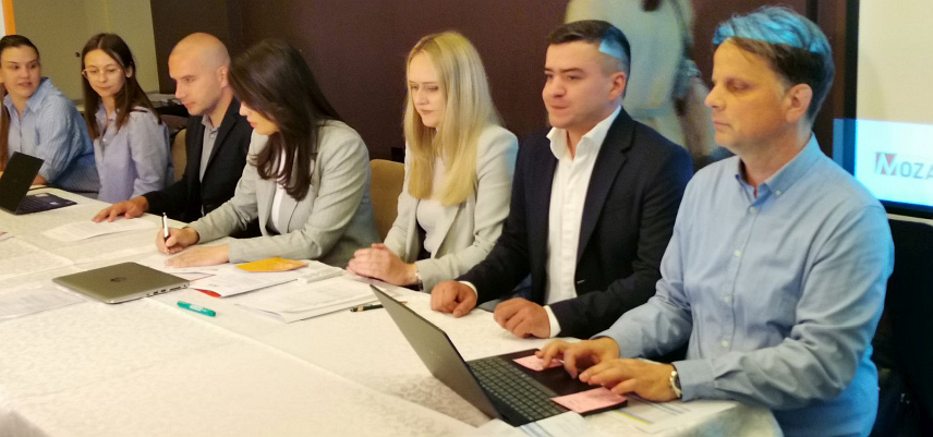 ДОБОЈ, 25. МАЈА /СРНА/ - У Добоју су данас потписани уговори за реализацију 20 пројеката неформалних група младих укупне вриједности 82.547 КМ, који су финансијски подржани у оквиру пројекта Омладинске банке.
