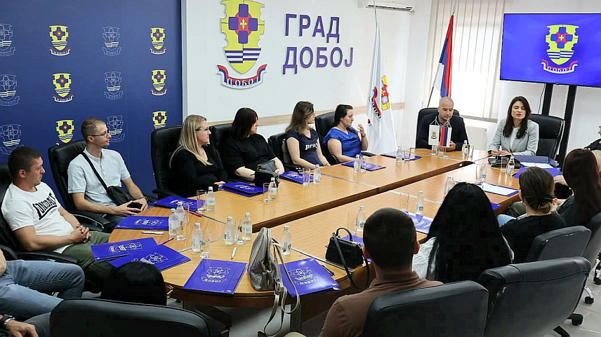 ДОБОЈ, 25. МАЈА /СРНА/ - У Градској управи у Добоју данас су потписани уговори о субвенционисању боравка дјеце у приватним вртићима са 22 корисника, који ће на мјесечном нивоу добијати по 100 КМ из градског буџета.