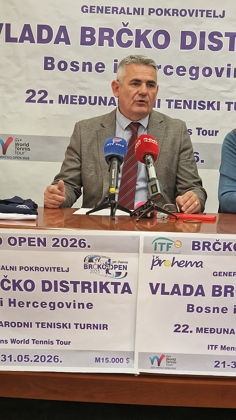 БРЧКО, 25. МАЈА /СРНА/ - Градоначелник Брчког Синиша Милић на конференцији за новинаре поводом 22. Међународног тениског турнира "Брчко опен", који ове године окупља рекордан број од 104 такмичара из 35 земаља.