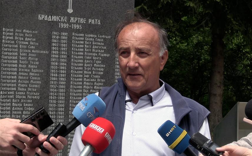БРАДИНА, 25. МАЈА /СРНА/ - Некадашњи мјештанин Брадине Миливоје Куљанин изјавио је да породице Срба убијених у нападу мусиманских и хрватских снага на ово село у мају 1992. године посебно боли најављена изградња споменика на Иван седлу у знак, како то у ФБиХ представљају, "величанствене побједе над четничким агресором" иако су жртве овдје били српски цивили.