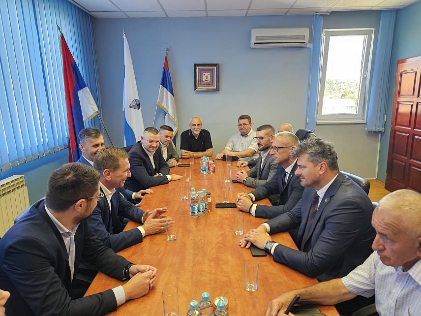 УГЉЕВИК, 26. МАЈА /СРНА/ - Састанак министра рада и борачко-инвалидске заштите Републике Српске Радана Остојића са руководством општине Угљевик и локалне Борачке организације на којем ће бити разговарано о борачкој популацији на подручју ове локалне заједнице.